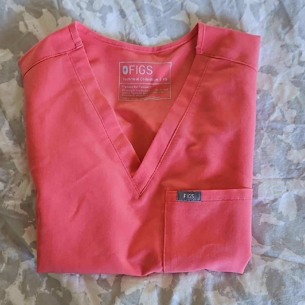 Figs Catalina Coral Scrub Top